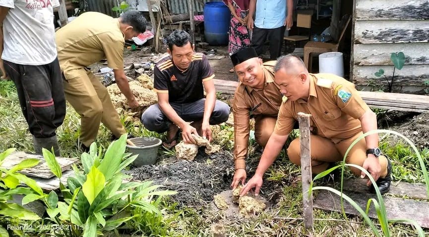 Peletakan batu pertama untuk pembangunan RTLH oleh Camat teupah tengah dan Kepala Desa Labuah